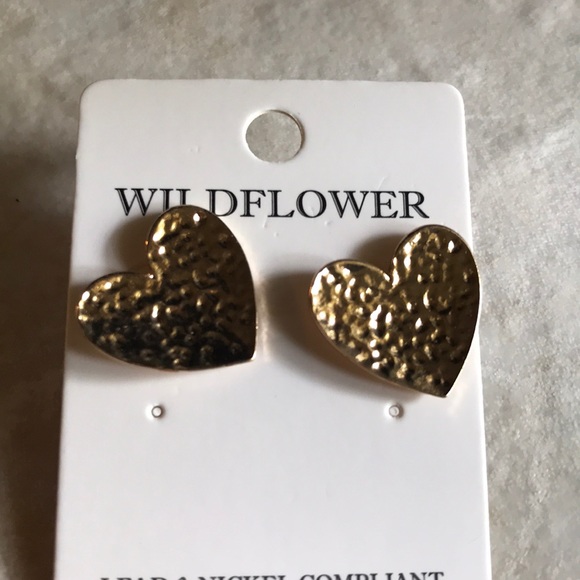 HAMMERED GOLDTONE HEART EARRINGS - Picture 2 of 2